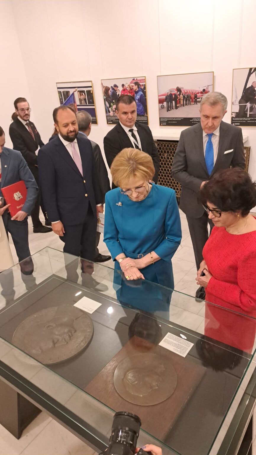 MNAR: A fost inaugurată prima expoziție fotografică ce aniversează ”160 de ani de la fondarea Casei Regale a României”