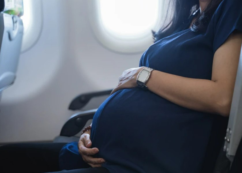 Moment incredibil într-un avion: pasagerii și echipajul au asistat o naștere la 10.000 de metri altitudine