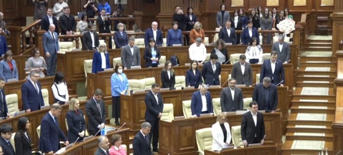 Moment neașteptat în Parlamentul de la Chișinău: Mircea Lucescu omagiat de deputații moldoveni