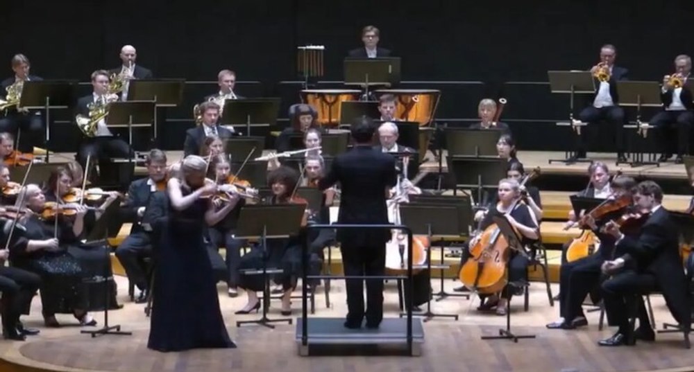 Moment șocant pe scenă: dirijorul lovește o vioară de 1 milion de lire în plin concert