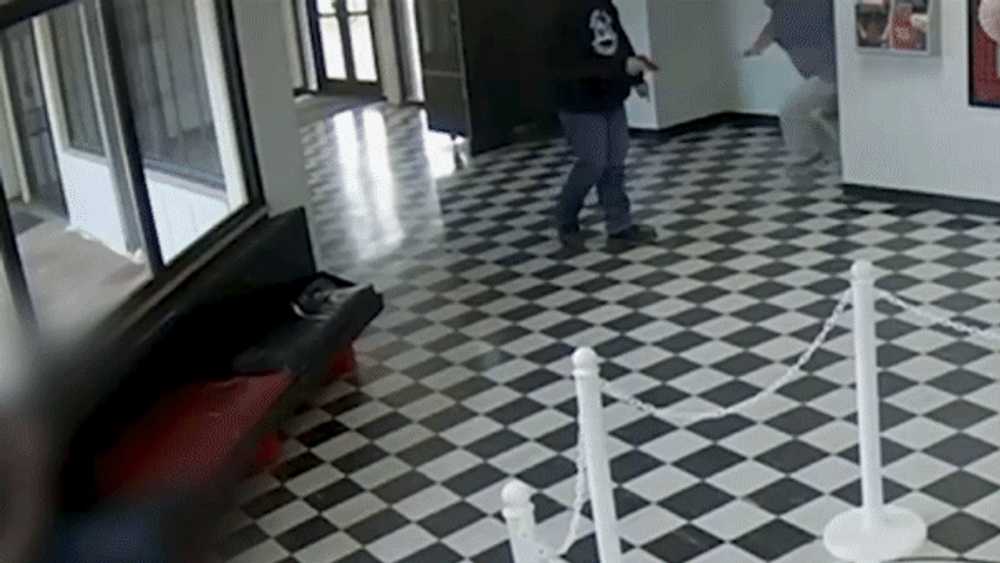 Momentul în care directorul unui liceu din SUA îl imobilizează pe un atacator care deschisese focul în interiorul clădirii