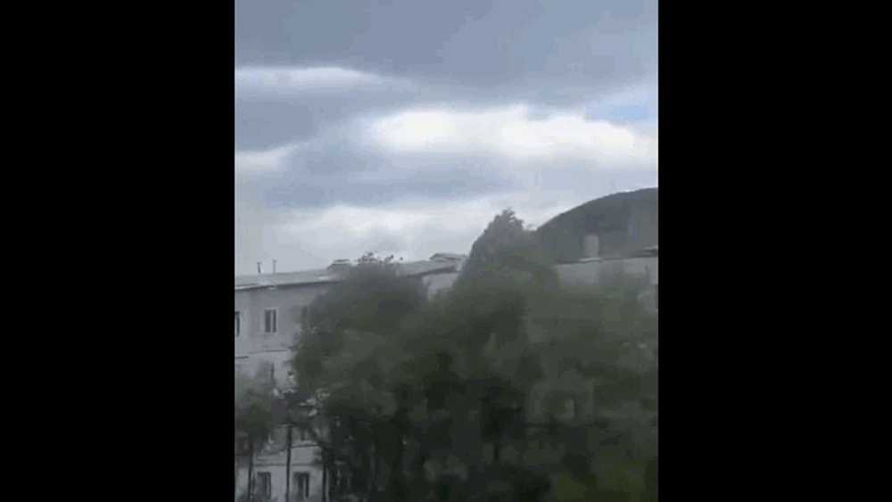 Momentul în care vântul a smuls acoperișul unui bloc din Huși. Bucata desprinsă a lovit mortal un bărbat