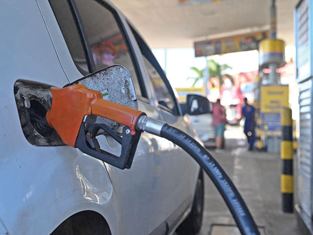 Motorina a ajuns aproape la acelaşi preţ pe care îl avea înainte de războiul din Iran, deşi barilul de petrol este cu 35% mai scump. Când se vor ieftini şi restul produselor scumpite din cauza motorinei „de lux“?