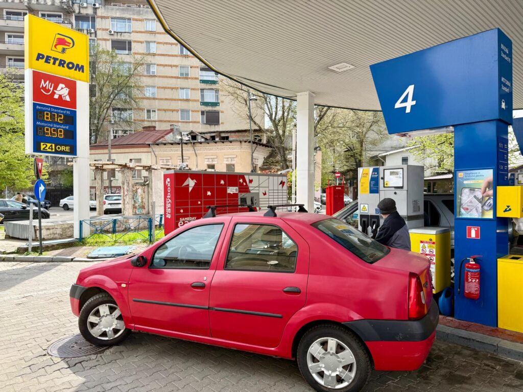Motorina și benzina s-au ieftinit la Petrom / Un litru de benzină a coborât până la 8,72 lei, iar un litru de motorină costă 9,58 de lei / Un expert explică pentru G4Media cauzele ieftinirii carburanților la pompă