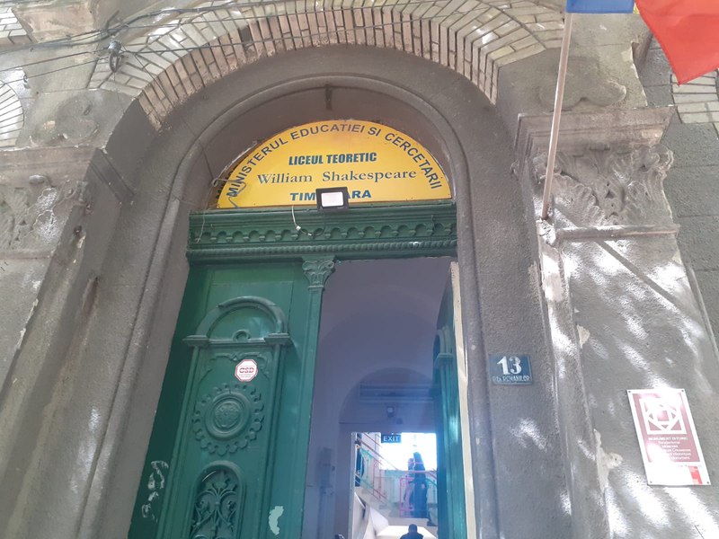 Mucegai și igrasie în sălile de clasă. DSP a retras autorizația unui liceu de elită din Timişoara