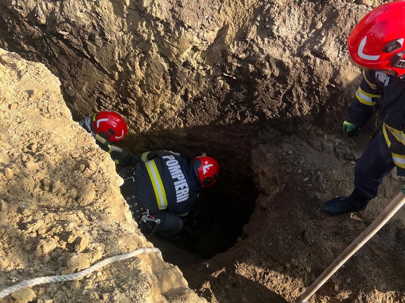 Muncitor prins sub un mal de pământ în timpul lucrărilor de canalizare din județul Galați. Intervenție dramatică a salvatorilor