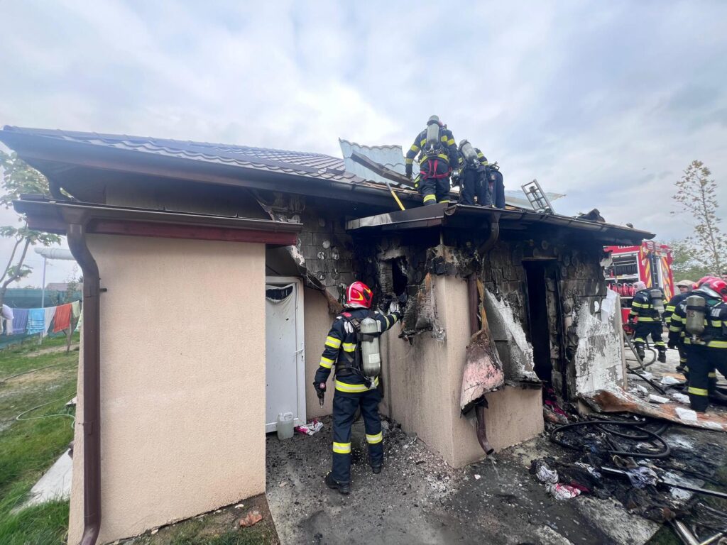 Mureş: Incendiu la o casă din Viişoara, pornit de la o lumânare. Un bărbat de 60 de ani a fost găsit carbonizat