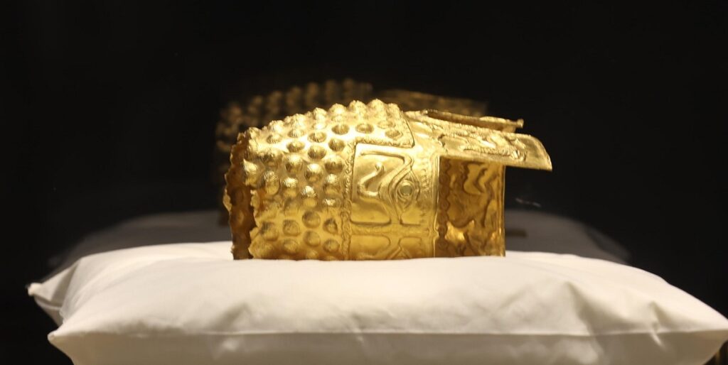 Muzeul Național de Istorie, despre Coiful de la Coțofenești: Expus în poziție orizontală pe o pernă specială, pentru protecție