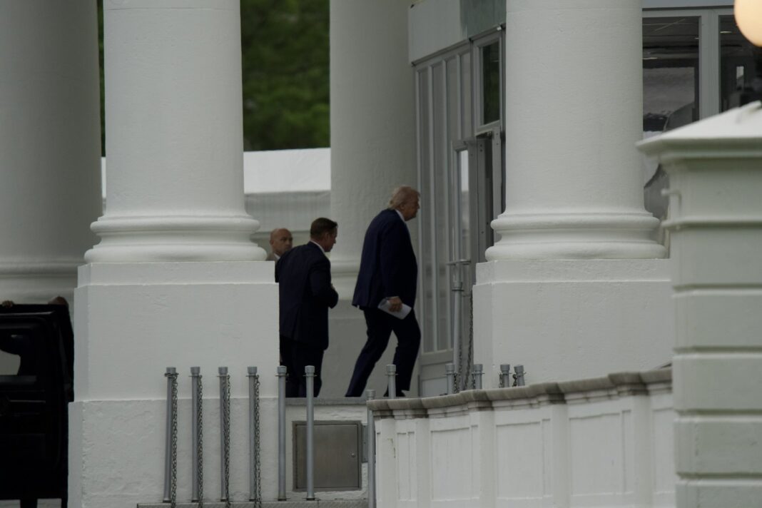 NEWS.ro: A fost traumatizant: Courtney Subramanian, membră a CA al Asociaţiei Corespondenţilor, descrie incidentul de la dineul corespondenţilor. Trump susţine o conferinţă de presă