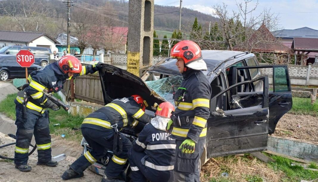 NEWS.ro: Accident rutier cu patru persoane implicate, într-o localitate din judeţul Iaşi/ Maşina în care se aflau s-a izbit de un cap de pod - FOTO