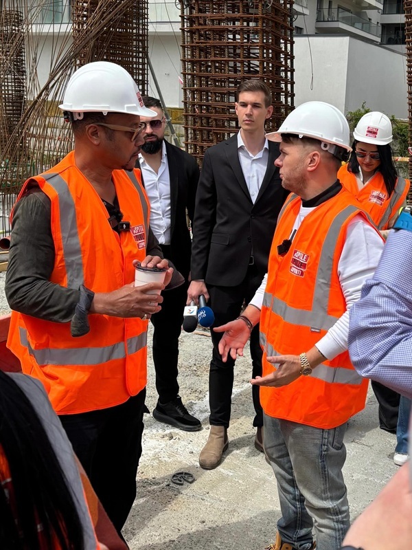 NEWS.ro: Actorul Cuba Gooding Jr., premiat cu Oscar, a vizitat şantierul noii Clinici de Psihiatrie Pediatrică de la Obregia