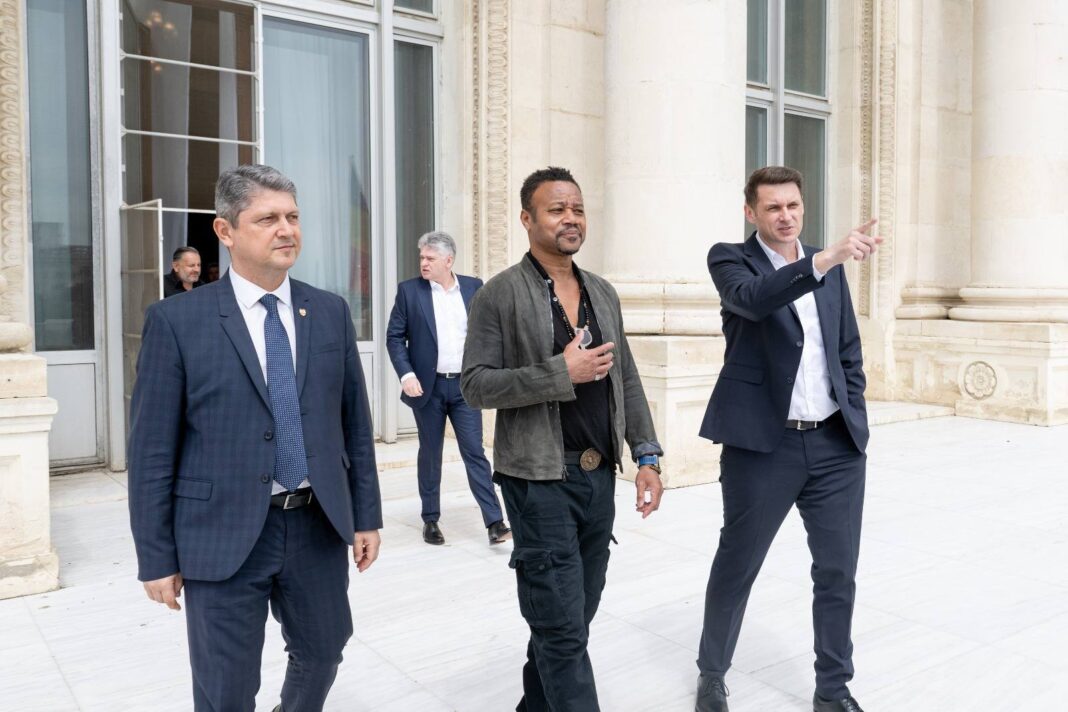 NEWS.ro: Actorul Cuba Gooding Jr, premiat cu Oscar, a vizitat Senatul României - FOTO