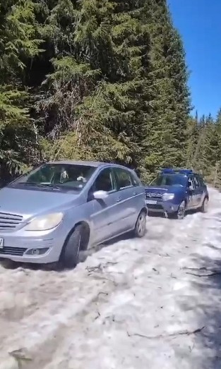 NEWS.ro: Alba: Trei femei, rămase  blocate cu un autoturism în zona montană Poiana Muierii, ajutate de jandarmii montani - VIDEO