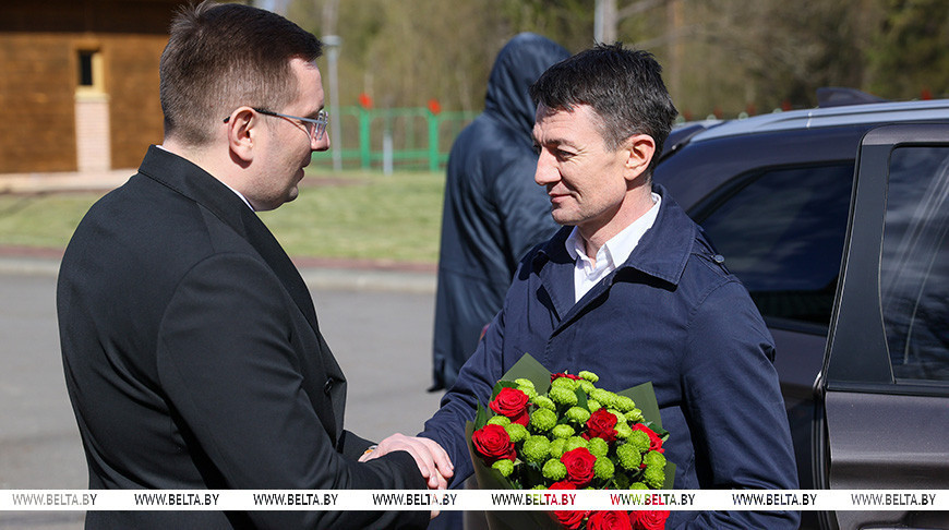 NEWS.ro: Alexandru Balan a fost întâmpinat cu flori în Belarus şi prezentat de presa de la Minsk drept „spion belarus repatriat”