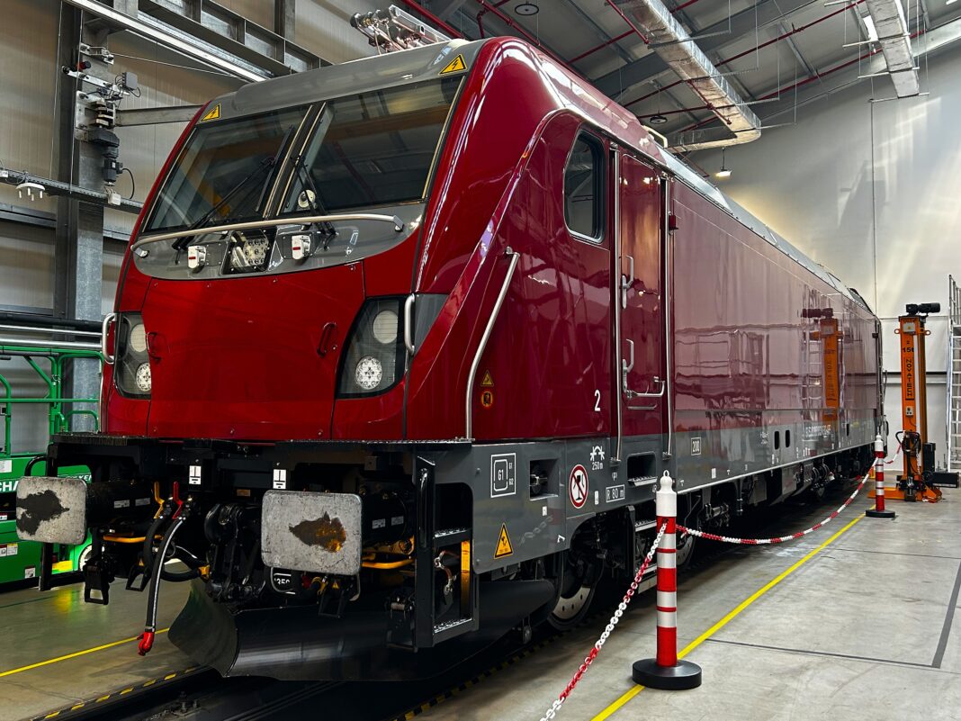 NEWS.ro: Alstom anunţă că a livrat către Autoritatea pentru Reformă Feroviară prima locomotivă electrică Traxx Passenger de ultima generatie, prima din lotul de 16 unităţi contractate în 2024