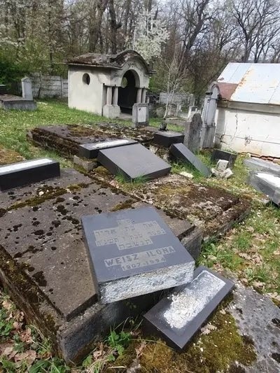 NEWS.ro: Ambasada Israelului în România, îngrijorată după profanarea Cimitirului Evreiesc din Reghin: Escaladarea alarmantă a antisemitismului la nivel global reprezintă o ameninţare reală pentru comunităţile evreieşti