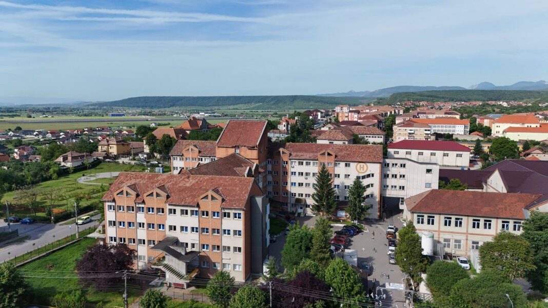 NEWS.ro: Angajaţii Spitalului Municipal Aiud, supuşi unor controale amănunţite la ieşirea din tură, după ce un salariat al unităţii sanitare a fost prins că ţinea, într-un frigider, cantităţi mari de alimente pe care nu le-a putut justifica