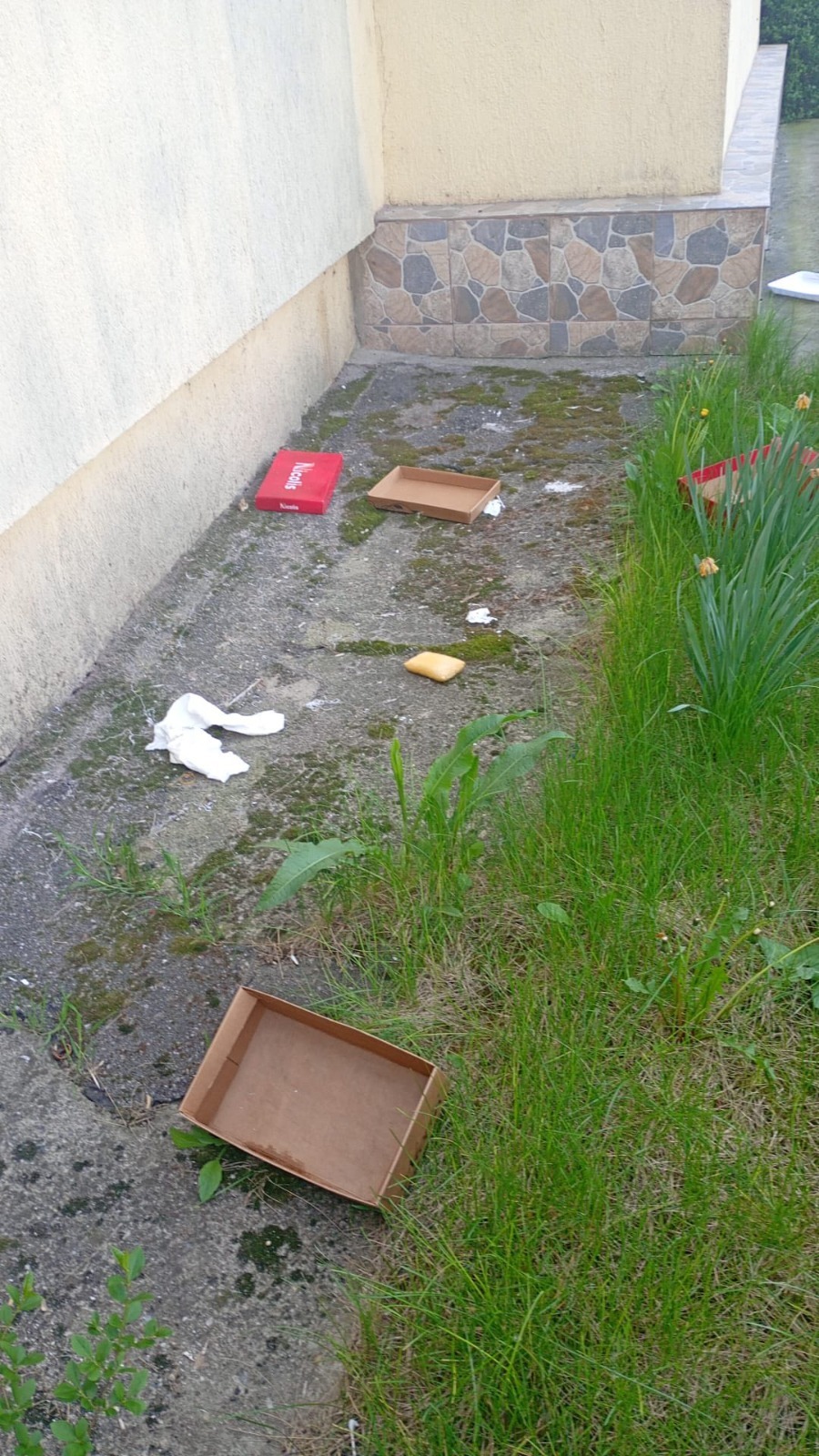 NEWS.ro: Argeş: Amendă de 1.500 de lei, aplicată unei persoane care, în loc să ducă deşeurile la tomberon, le-a aruncat pe fereastră