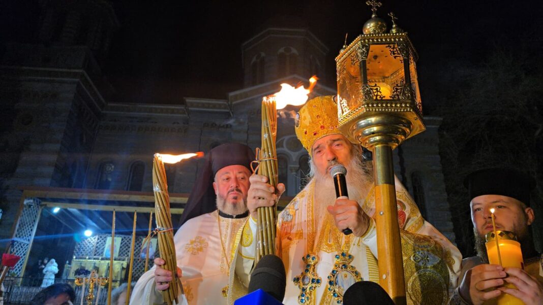 NEWS.ro: Arhiepiscopul Tomisului a adus Lumina Sfântă pe mare: Să ne bucurăm şi în anul acesta şi să alungăm toată frica care a cuprins pe mulţi. Dacă a venit Lumina suntem cu Dumnezeu - FOTO