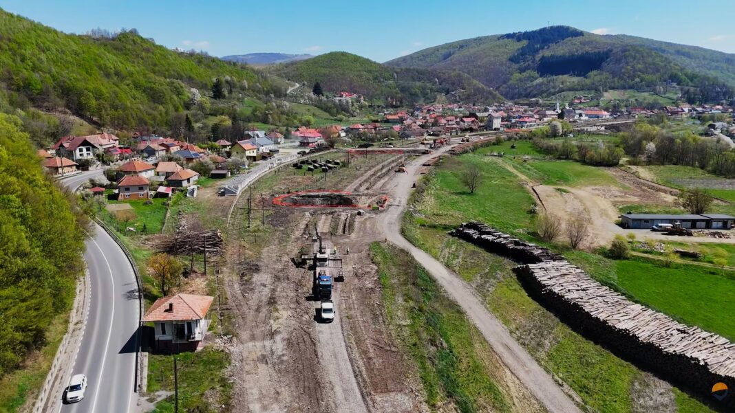 NEWS.ro: Asociaţia Pro Infrastructură: După o îndelungă poticneală birocratică, s-a emis autorizaţia de construire şi pe secţiunea defileului dintre Vadu Crişului şi Poieni, parte din lotul 3 al căii ferate Cluj-Napoca-Oradea
