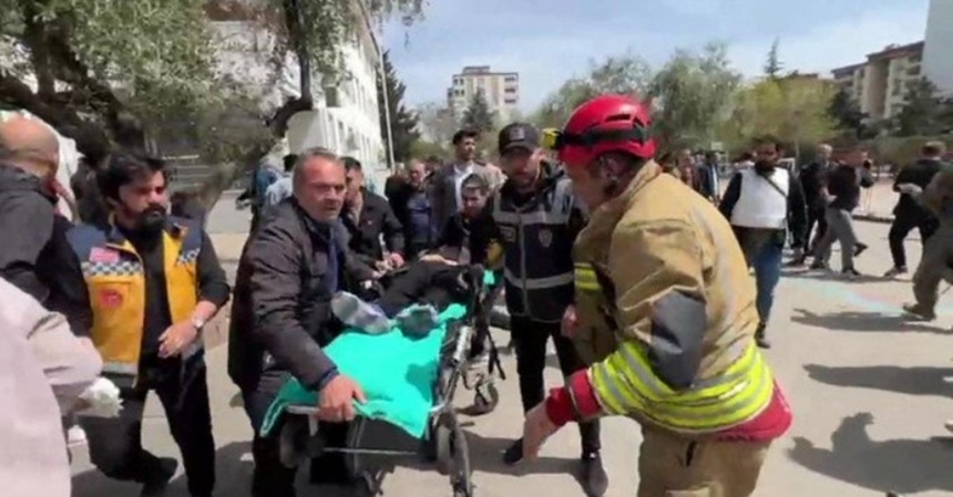 NEWS.ro: Autorul adolescent al atacului de miercuri într-o şcoală în Turcia, soldat cu nouă morţi, i-a adus un omagiu autorului unui atac armat misogin, Elliot Rodger, la Isla Vista, în campusul unei universităţi, la Santa Barbara, în California, care s-a sinucis