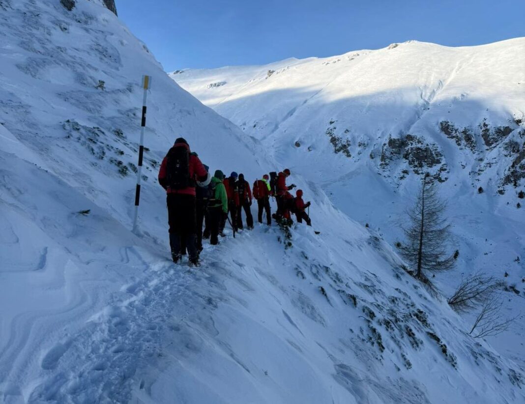 NEWS.ro: Avertisment din partea Salvamont pentru turiştii care merg la munte, în Braşov: Evitaţi deplasările pe văi înguste, în zone unde pot produce viituri, precum şi în apropierea versanţilor abrupţi