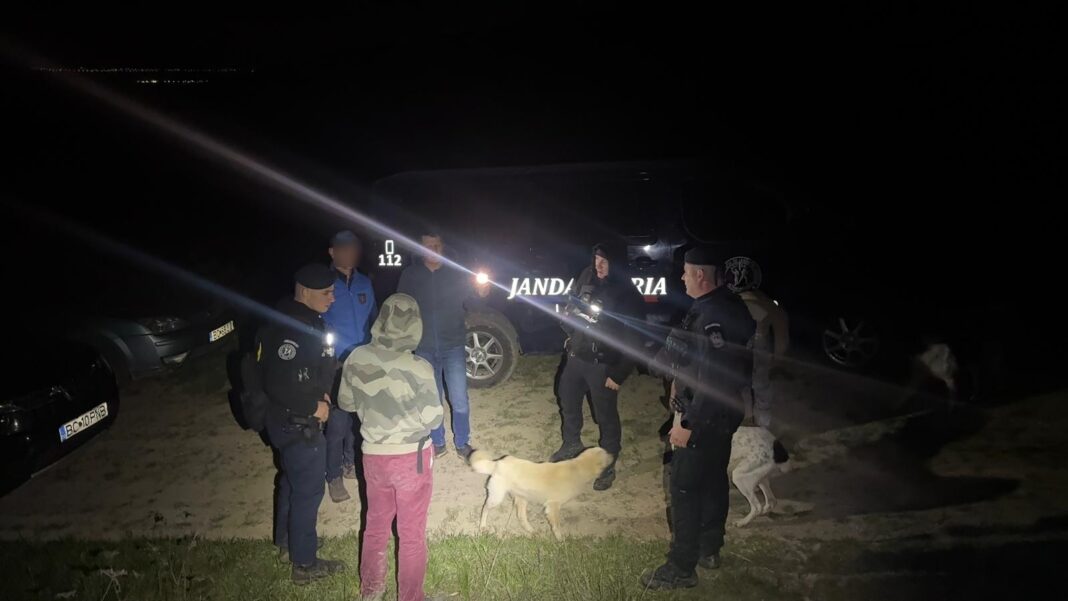 NEWS.ro: Bacău: Bărbat care plecase să îşi caute animalele şi care s-a întâlnit cu un urs, ajutat de jandarmi