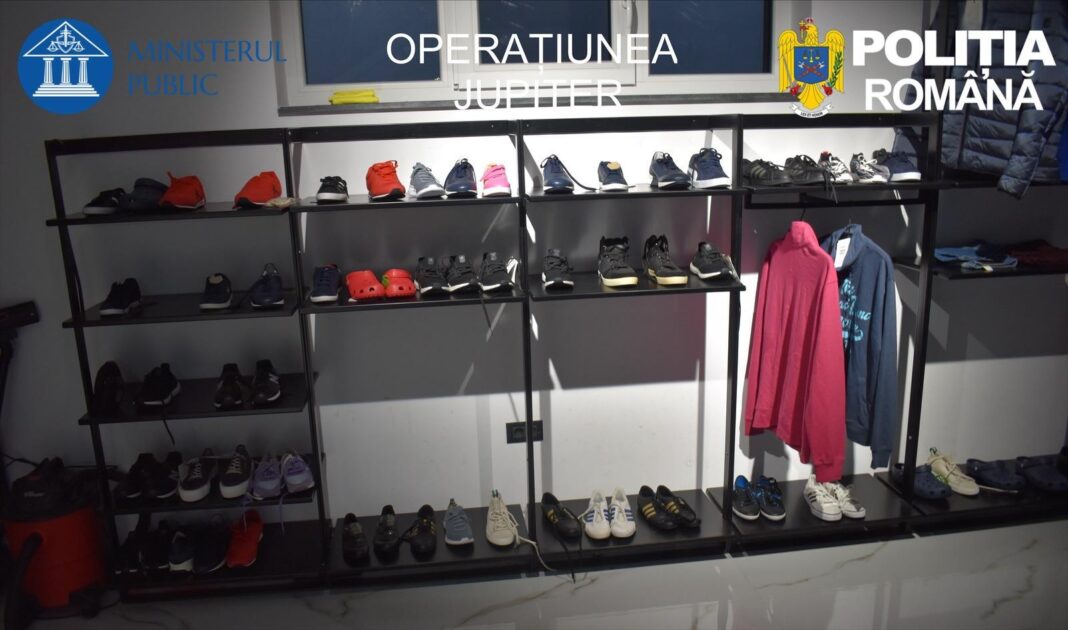 NEWS.ro: Bihor: Magazin clandestin cu produse posibil contrafăcute, descoperit de poliţişti în urma a trei percheziţii făcute la locuinţele deţinute de un orădean - FOTO
