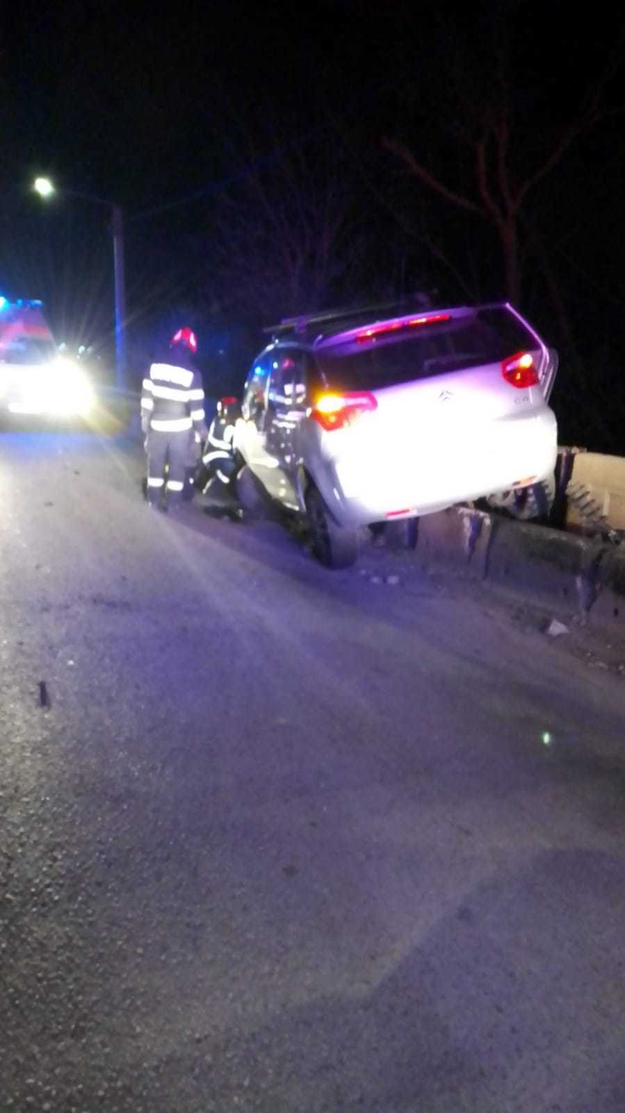 NEWS.ro: Bistriţa-Năsăud: Trei bărbaţi, transportaţi la spital după ce maşina în care se aflau a intrat într-un podeţ, pe DN 17