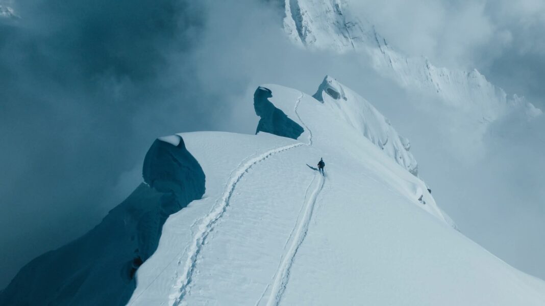 NEWS.ro: Blocat de două săptămâni, traseul spre Everest a fost degajat de ghizi nepalezi