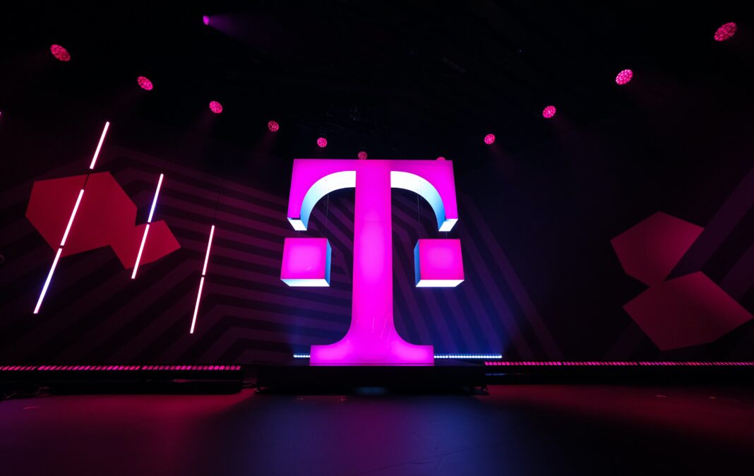 NEWS.ro: Bloomberg: Deutsche Telekom analizează o fuziune cu T-Mobile
