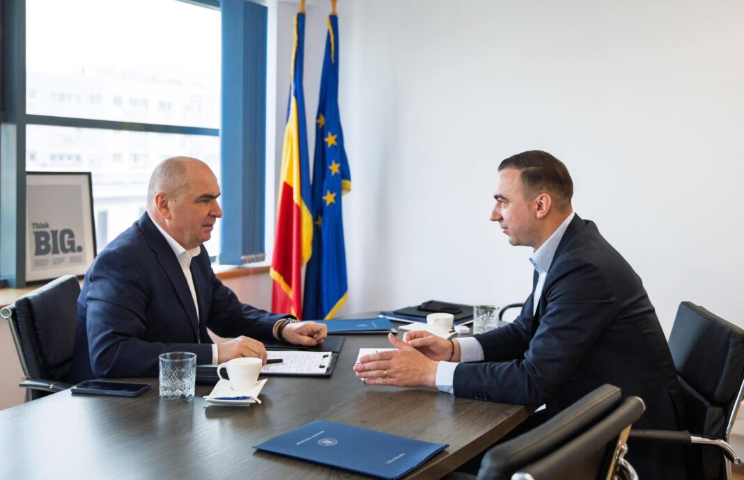 NEWS.ro: Bolojan, după ce a discutat cu Bogdan Ivan la Ministerul Energiei, unde va prelua interimatul: Obiectivul este să întărim sistemul energetic, în aşa fel încât să avem un preţ mai bun pentru cetăţeni şi mediul privat