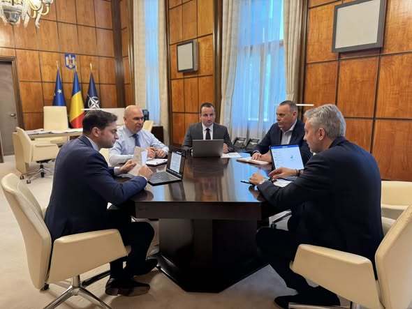 NEWS.ro: Bolojan, după întâlnirea cu preşedintele ANRE: Oprim speculatorii şi deblocăm accesul producătorilor de energie la reţele / Luni vor fi publicate în dezbatere publică două regulamente, privind racordarea şi obţinerea autorizaţiei de înfiinţare