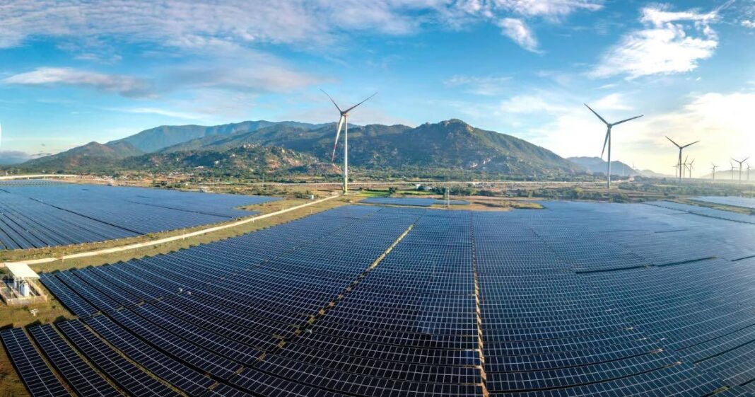 NEWS.ro: Bolojan: Energia, unul dintre domeniile esenţiale / Avem reţele blocate de proiecte speculative, companii de stat cu indicatori de performanţă nerelevanţi, o piaţă afectată de volatilitate / Cinci direcţii de acţiune