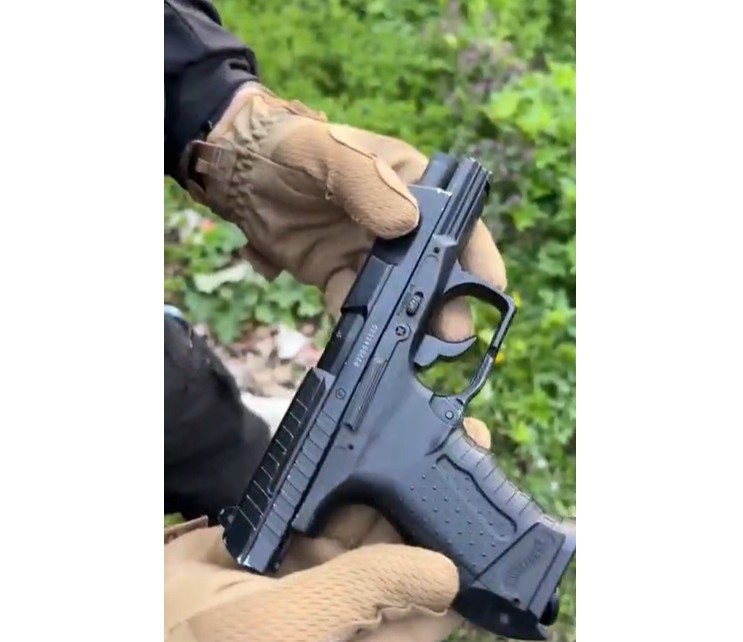 NEWS.ro: Botoşani: Poliţiştii au ridicat pistolul unui bărbat după ce acesta a postat pe reţelele sociale un videoclip în care purta arma şi a ameninţat o persoană - FOTO