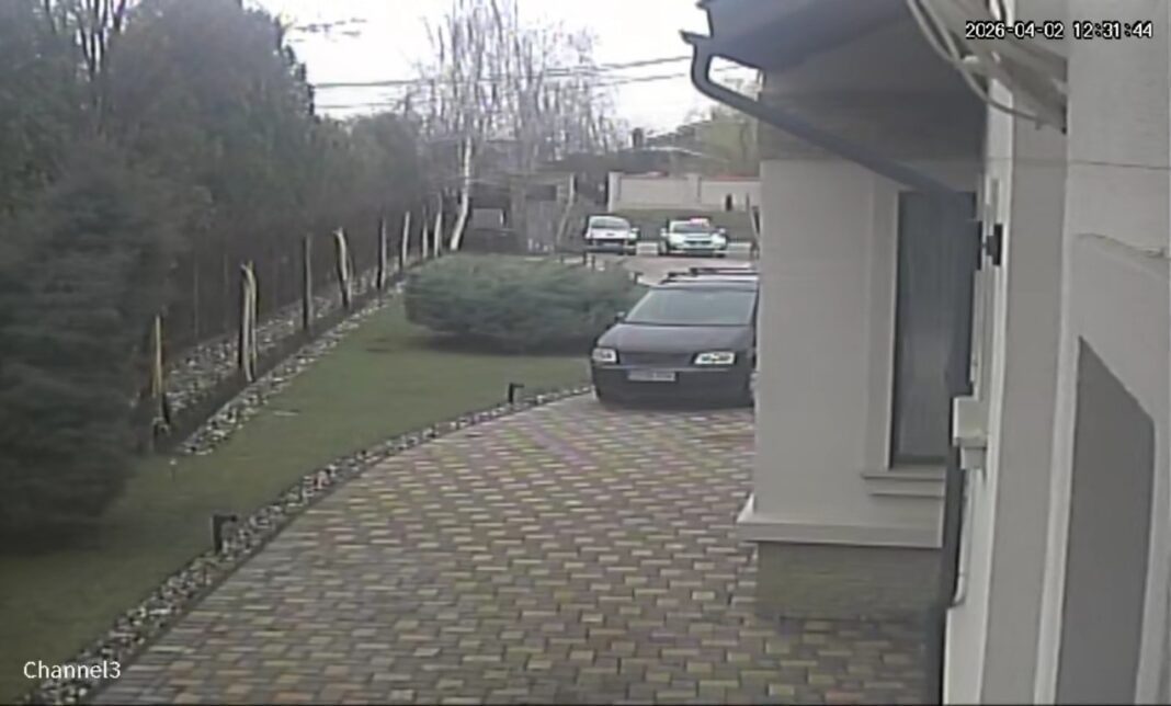 NEWS.ro: Botoşani: Trei şoferi au intrat într-o curte ca să scape de controlul poliţiştilor / Unul dintre ei nu avea permis, iar altul conducea o maşină radiată din circulaţie şi s-ar fi putut afla sub influenţa drogurilor - VIDEO