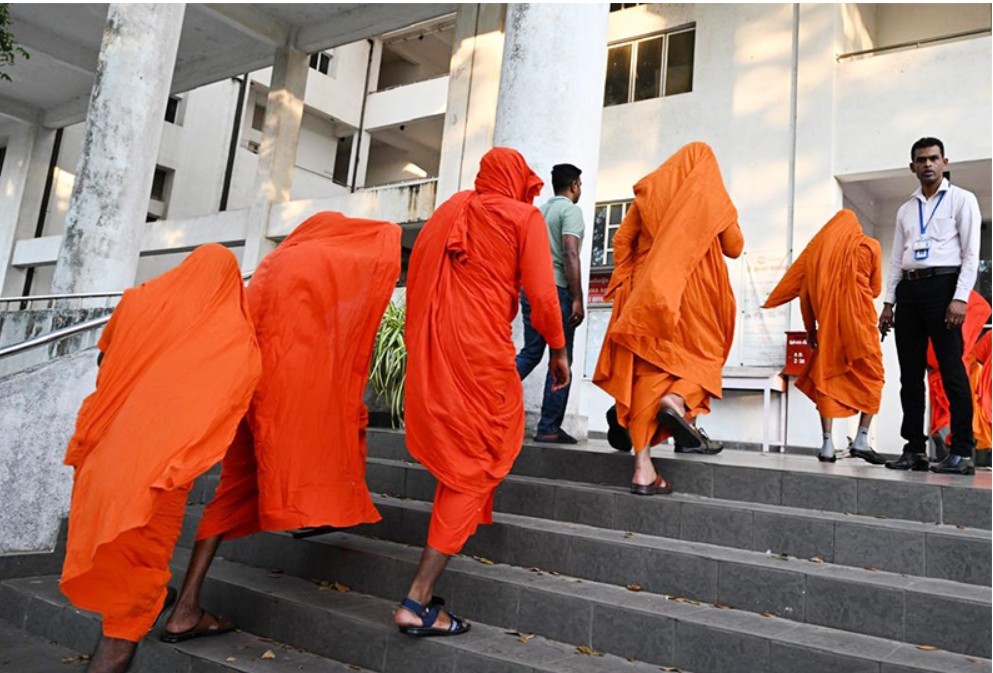 NEWS.ro: Călugări din Sri Lanka, arestaţi după ce în bagajele lor au fost descoperite 110 kg de canabis