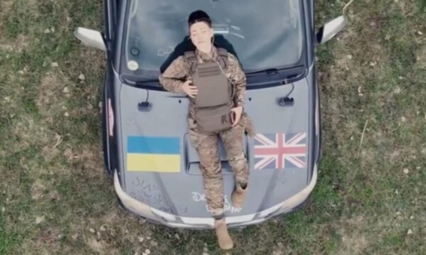 NEWS.ro: Cântăreaţa Dua Lipa ajută la finanţarea unei camionete medicale ucrainene, iar armata îi mulţumeşte printr-un clip