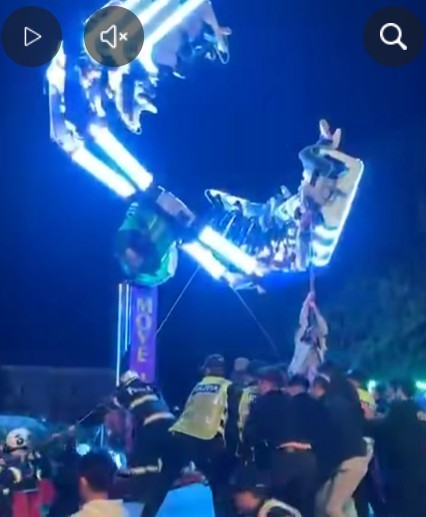 NEWS.ro: Carusel defect în Caransebeş – 17 copii au rămas blocaţi / 6 copii, la spital cu atac de panică / Pompierii au reuşit să redreseze dispozitivul - VIDEO