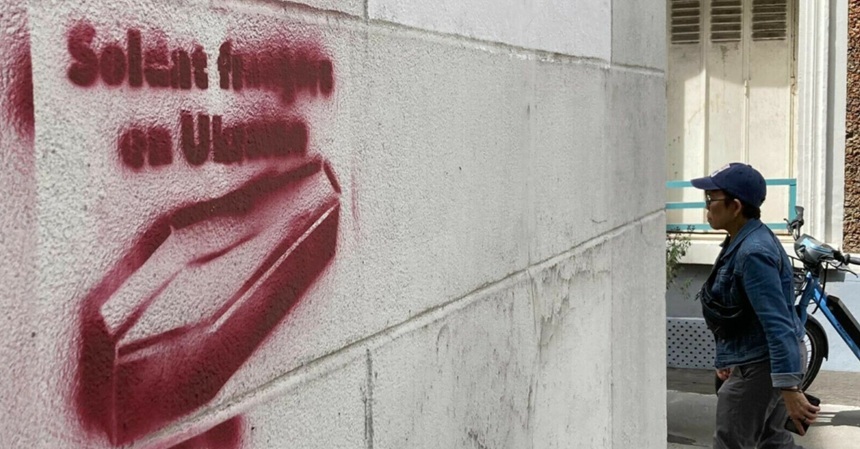 NEWS.ro: Cei şapte moldoveni acuzaţi de inscripţionarea cu şabloane a unor sicrie în legătură cu Războiul din Ucraina la Paris, condamnaţi la plata unor amenzi cuprinse între 1.000 şi 10.000 de euro. Ei au fost achitaţi de acuzaţia de ”demoralizarea armatei”