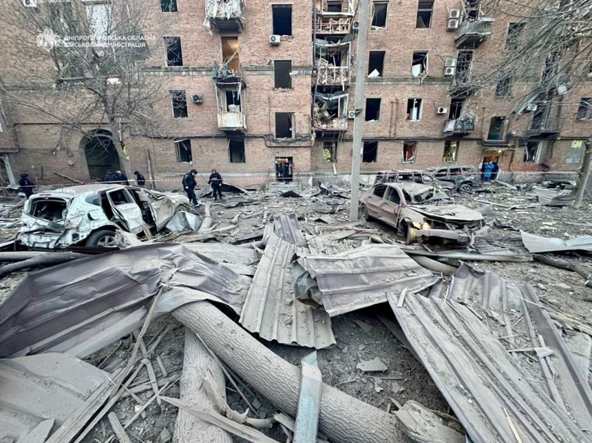 NEWS.ro: Cel puţin doi morţi şi 21 de răniţi în Ucrina, într-un atac rus la Dnipro. Cinci persoane s-ar putea afla în continuare sub dărâmături. Zelensli anunţă patru morţi şi 30 de răniţi în întreaga Ucraină