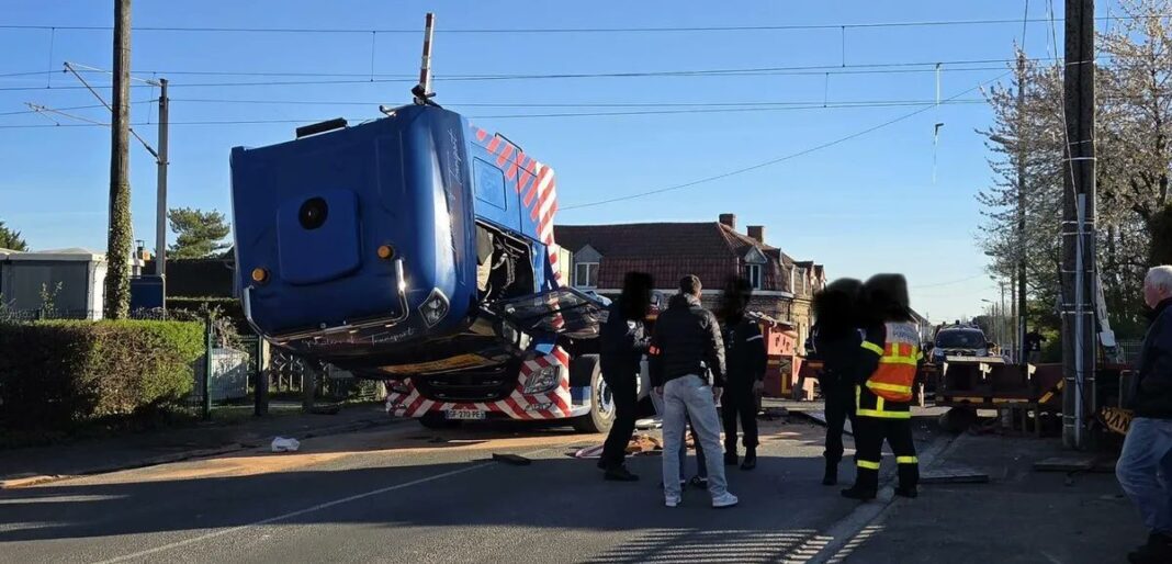 NEWS.ro: Cel puţin un mort şi 27 de răniţi după ce un TGV a lovit un camion al armatei franceze