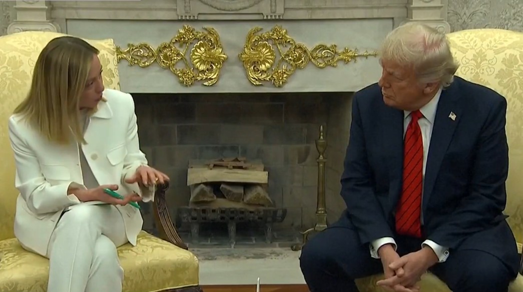 NEWS.ro: „Chi mangia papa crepa”? Prim-ministrul italian consideră „inacceptabile” criticile lui Trump la adresa Papei. Şeful Casei Albe persistă: spune că nu-şi va cere scuze de la suveranul pontif, pe care îl consideră „foarte slab”