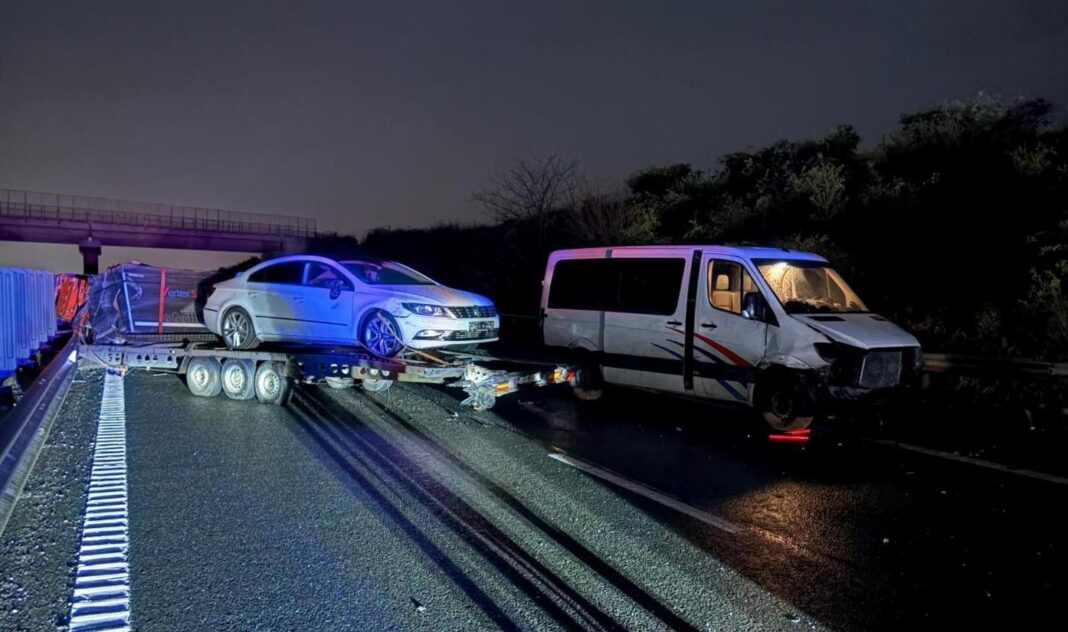 NEWS.ro: Cinci răniţi, într-un accident produs pe Autostrada A1 Deva-Nădlac, după ce un autoturism a acroşat o semiremorcă tractată de o autoutilitară