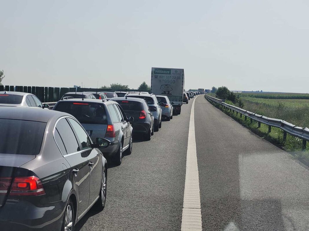 NEWS.ro: Circulaţie restricţionată pe prima bandă a ambelor sensuri de mers ale autostrăzii A1 Bucureşti-Piteşti, ca urmare a unor lucrări/ Aglomeraţie şi trafic ridicat pe sensul spre Piteşti/ Coloane de maşini pe centura Capitalei, la intrarea pe A1