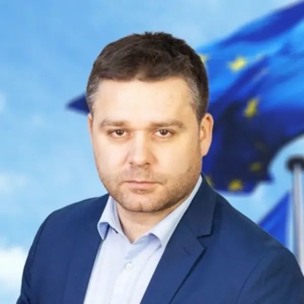 NEWS.ro: Ciucu: Crizele noastre politice sunt create exclusiv pe baza intereselor politice şi financiare - oameni bogaţi şi puternici vor acces la mai multă bogăţie şi la mai multă putere/ Despre AUR: foşti pesedişti, la fel de nesătui şi fără scrupule