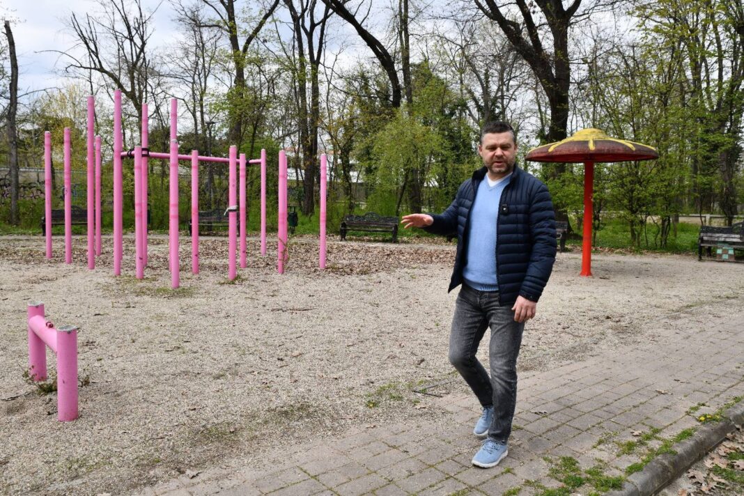 NEWS.ro: Ciucu: Herăstrăul, parcul nostru, nu este bine. O cacofonie ridicolă de mobilier urban, caşcarabetele de pe lume, cu mici, popcorn, muţunache şi pokemoni, arbori ce trebuie reimprospătaţi şi câte şi mai câte defecte. Mă voi ocupa de trei lucruri - FOTO
