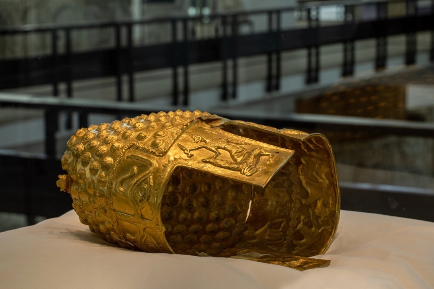 NEWS.ro: Coiful de la Coţofeneşti şi cele două brăţări, la MNIR - Record de vizitatori în weekend