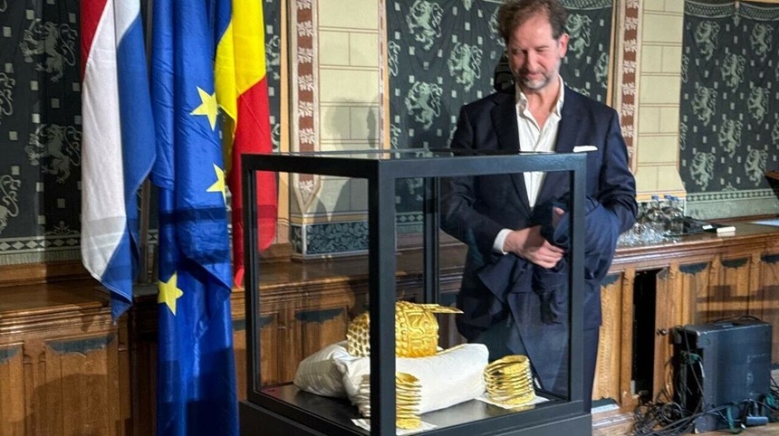 NEWS.ro: Coiful de la Coţofeneşti şi două brăţări dacice din aur, recuperate în urma furtului din 2025, au fost prezentate public la Muzeul Drents de autorităţile olandeze
