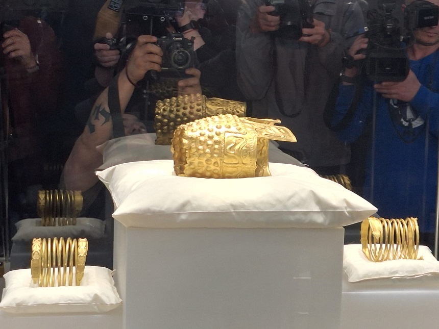 NEWS.ro: Coiful de la Coţofeneşti şi două brăţări de aur, prezentate la MNIR. Manager: 